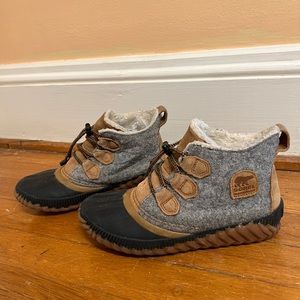 Sorel Youth Out n About Plus Boots Quarry Waterproof Duck Boot Brown Felted Grey